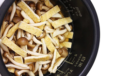 お揚げとしめじの炊き込みご飯01