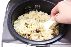 お揚げとしめじの炊き込みご飯02
